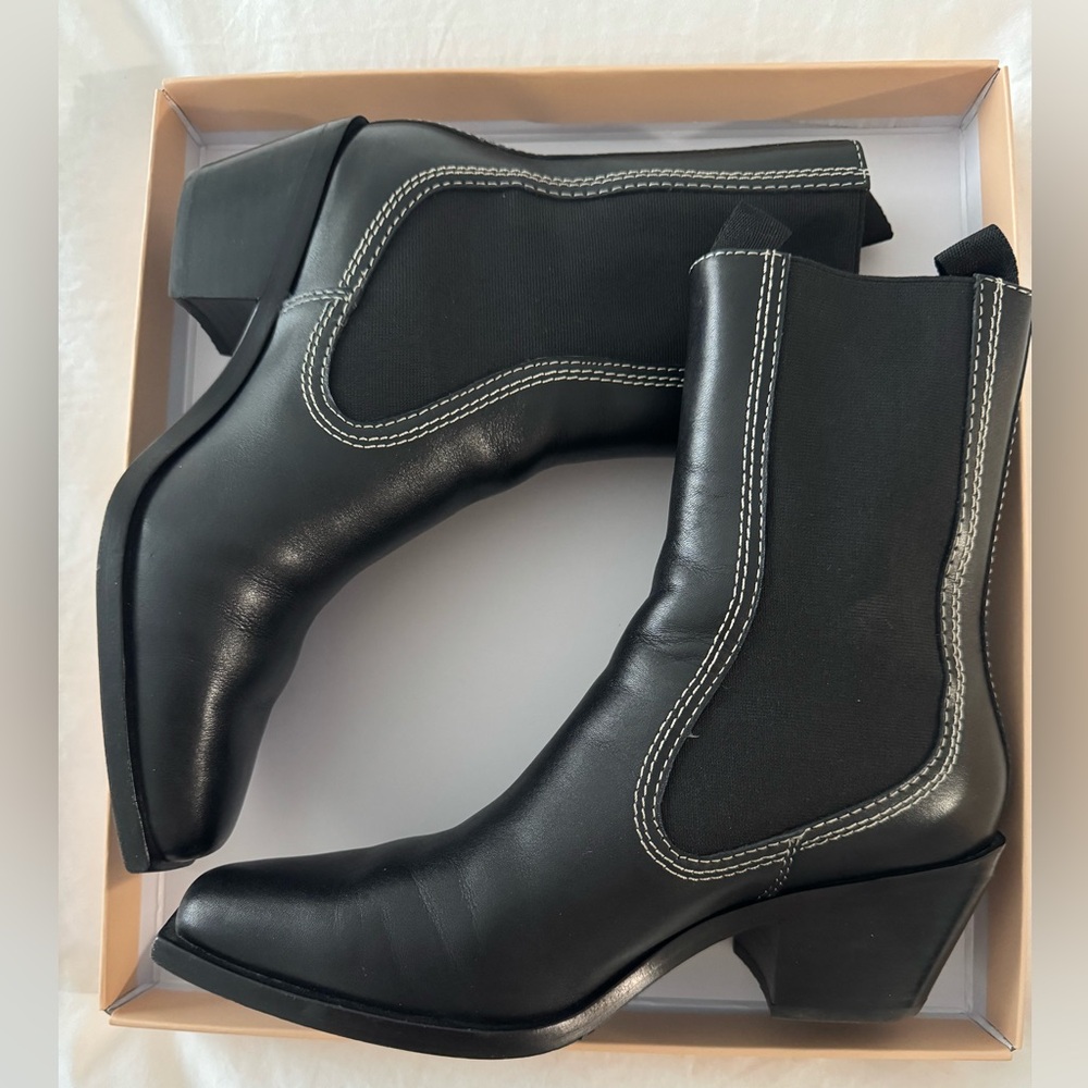 Loeffler Randal Chelsea/Western Boot

Nat Black size 9.5 - worn only twice! - Picture 6 of 8